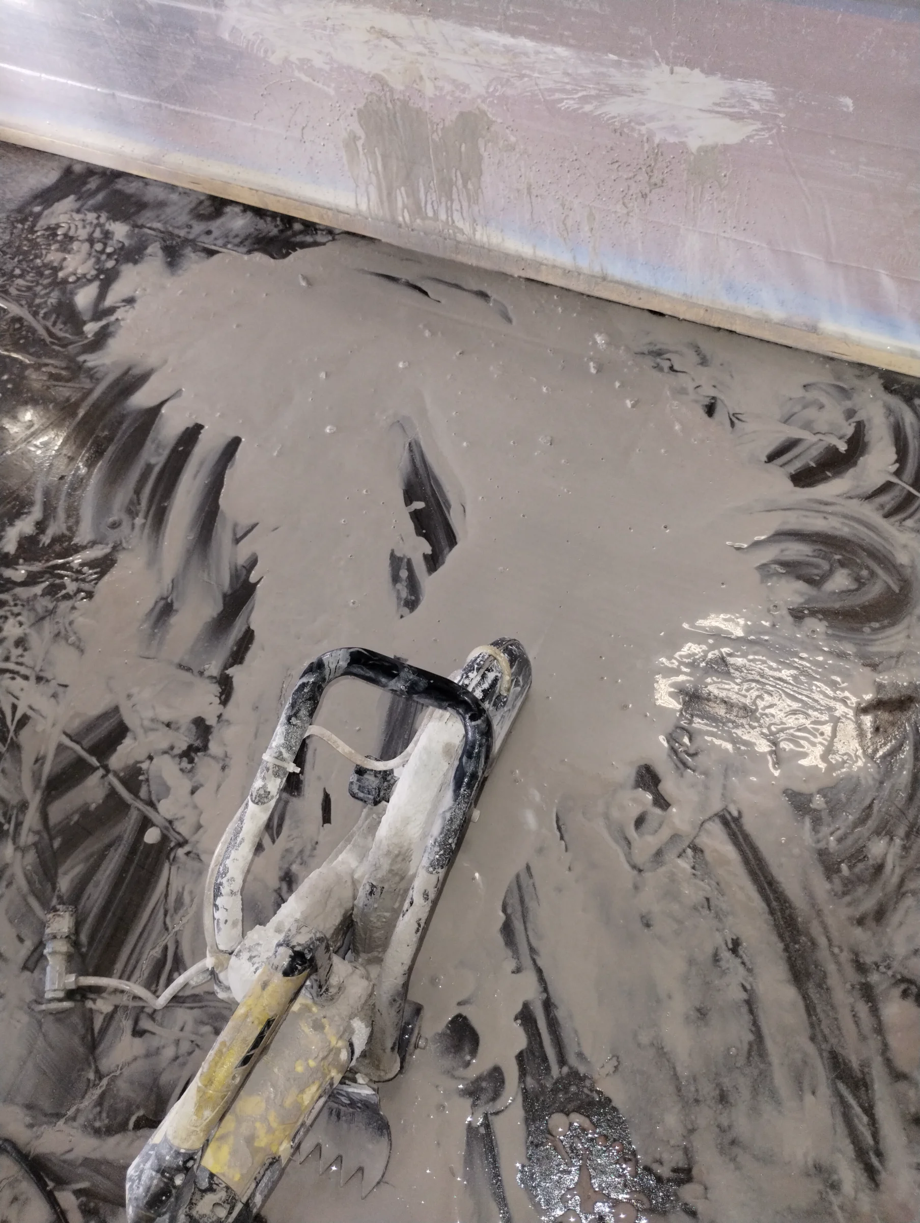 Electric concrete saw for interior spaces